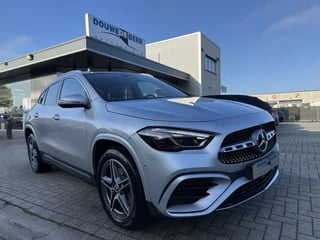 Hoofdafbeelding Mercedes-Benz GLA Mercedes-Benz GLA 250e Facelift AMG Line Pano-Dak | Distronic | Memory | Keyless | Stoelverw.