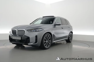 BMW X5 xDrive50e M Sport | Frozen Pure Grey | Stoelventilatie + Stoel- stuurverw.| Pano | HUD | Luchtvering | Elek. trekhaak |  | 360 Cam | H&K | Adapt. Cruise | Softclose | Iconic glow | 20'' V