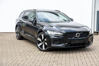 Hoofdafbeelding Volvo V60 Volvo V60 2.0 T6 Plug-in AWD Plus Dark|ACC,PilotAssist|Pano|Full Led verl.|360*|Trekh.