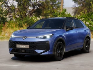 Volkswagen T-Roc 1.5 eTsi R-Line First Edition 150 pk 7 versn. DSG · Achteruitrijcamera · Electrische achterklep · Trekhaak ·