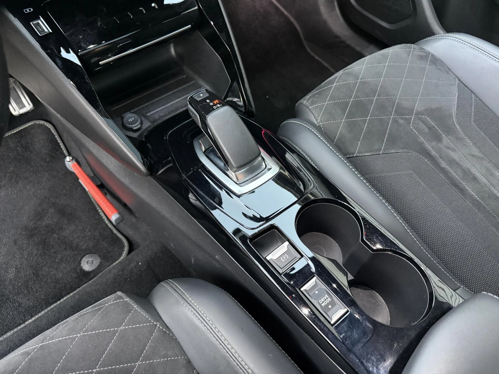 Hoofdafbeelding Peugeot e-2008
