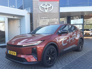 Hoofdafbeelding Toyota C-HR+ Toyota C-HR+ FIRST EDITION 77KWH WLTP-607KM STOEL/STUURVERW WARMTEPOMP BLIND SPOT KEYLESS NAVI APPLE/ANDROID PARK-SENSOREN CLIMA CAMERA AD-CRUISE EL-ACHTERKLEP LMV