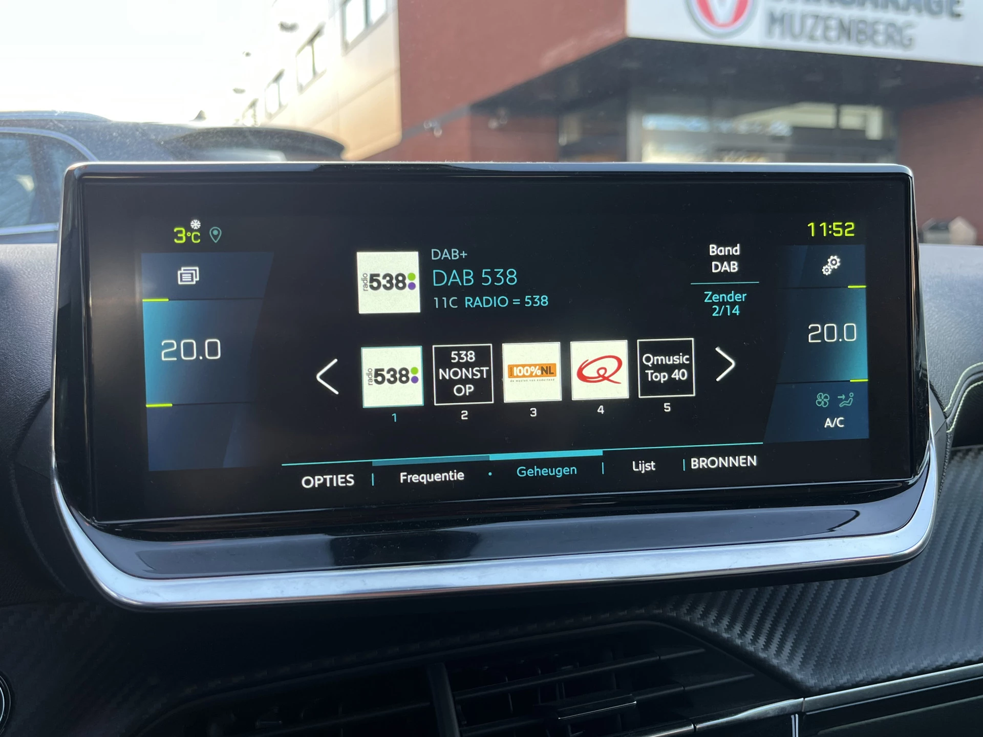 Hoofdafbeelding Peugeot e-2008