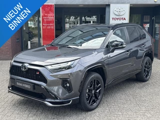 Toyota RAV4 2.5 Plug-in Hybrid AWD GR SPORT NIEUW DIRECT LEVERBAAR HEAD-UP BLIND-SPOT STOEL/STUUR-VERW VOOR+ACHTER KEYLESS AD-CRUISE LM-VELGEN NAVI 360-CAM EL-ACHTERKLEP LED JBL-AUDIO CLIMA