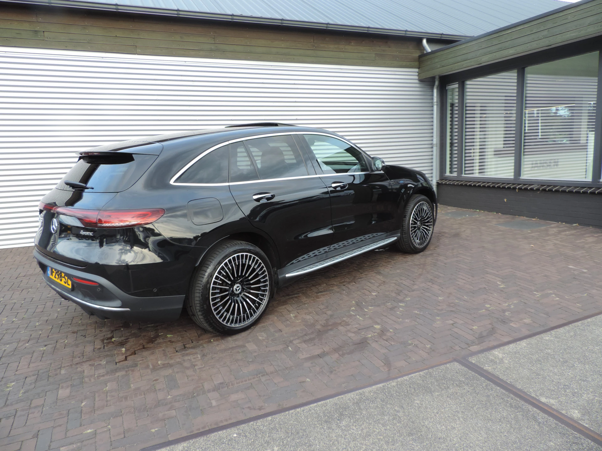 Hoofdafbeelding Mercedes-Benz EQC