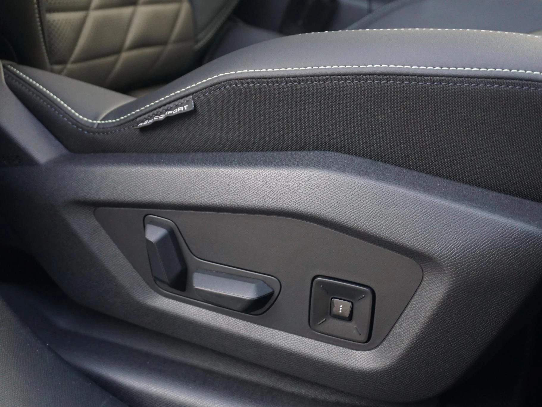 Hoofdafbeelding Peugeot e-5008