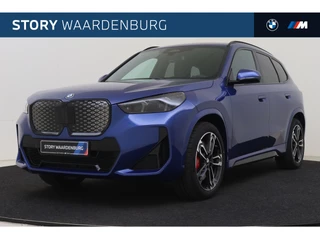 BMW iX1 eDrive20 M Sport / Panoramadak / Sportstoelen / Achteruitrijcamera / M Adaptief onderstel / Adaptieve LED / Comfort Access / Stuurverwarming
