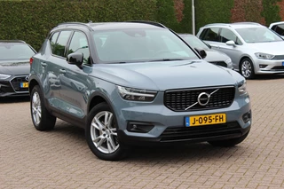Hoofdafbeelding Volvo XC40 Volvo XC40 1.5 T5 Recharge R-Design / Camera / Leder / Harman Kardon / Keyless / 19'' / Stuur+Stoelverwarming / Elektr. Stoelen / Bliss / DAB / ACC