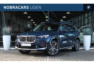 BMW X1 xDrive23i High Executive xLine Automaat / Panoramadak / Trekhaak / Sportstoelen / Parking Assistant Plus / Adaptieve LED / Head-Up / Comfort Access