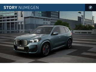 Hoofdafbeelding BMW iX1 BMW iX1 eDrive20 High Executive M Sport / Panoramadak / Sportstoelen / Adaptieve LED / Comfort Access / M Adaptief onderstel / Parking Assistant Plus / Head-Up