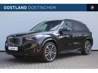 BMW iX1 eDrive20 M Sport / Panoramadak / Trekhaak / Sportstoelen / Achteruitrijcamera / M Adaptief onderstel / Adaptieve LED / Comfort Access / Stuurverwarming