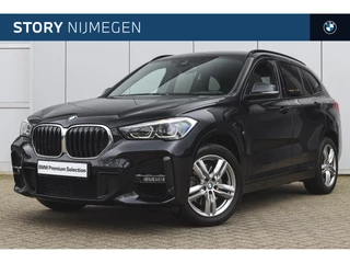 Hoofdafbeelding BMW X1 BMW X1 sDrive20i M Sport Automaat / Trekhaak / Sportstoelen / LED / M Sportonderstel / Park Assistant / Stoelverwarming / Extra getint glas achter