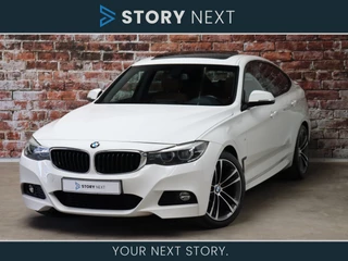 Hoofdafbeelding BMW 3 Serie BMW 3 Serie Gran Turismo 320i High Executive M Sport Pakket Automaat / Panoramadak / Leder / Navigatie Professional / Lichtpakket / Cruise Control / Stoelverwarming / Climate Control / Parkeersensoren / Shadow Line / Extra Getint Glas / LED Koplampen / 19 Inch