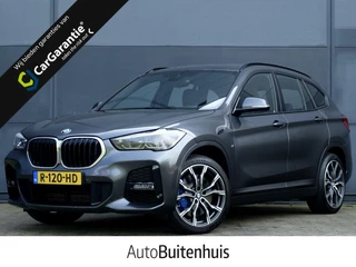 Hoofdafbeelding BMW X1 BMW X1 sDrive20i High Executive M-Sport |HEAD-UP|ELEKTR. GLAZEN SCHUIF-/KANTELDAK|CRUISE ADAPT.|STOEL- & STUURVERW.|AFNEEMBARE TREKHAAK