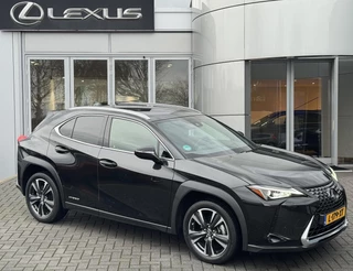 Hoofdafbeelding Lexus UX Lexus UX 250h Preference Line NL-AUTO TREKHAAK BLIND-SPOT PARK-SENS KEYLESS CARPLAY