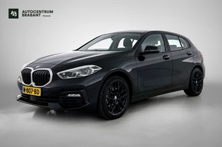 BMW 1-serie 118i Business Edition Automaat (NL-AUTO, NAVIGATIE, CARPLAY, PARKEERSENSOREN, DEALER ONDERHOUDEN)