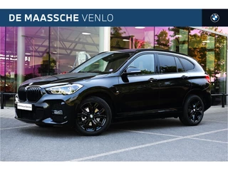 BMW X1 sDrive18i High Executive M Sport Automaat / Panoramadak / Sportstoelen / Achteruitrijcamera / Adaptieve LED / Head-Up / Stuurverwarming