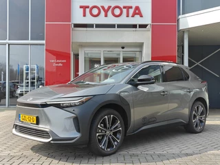 Toyota bZ4X PREMIUM 71 KWH Toyota bZ4X Premium 71 kWh NIEUW VOORRAADVOORDEEL VAN €56.450 VOOR €49.400! 3-FASE LEDER PANODAK STOELVERW/KOELING STUURVERW NAVI 360-CAMERA APPLE/ANDROID AD-CRUISE CLIMA WARMTEPOMP