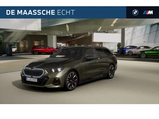 Hoofdafbeelding BMW 5 Serie BMW 5 Serie Touring 550e xDrive M Sport Automaat / Panoramadak / Trekhaak / Adaptief onderstel professional / Bowers & Wilkins / M Multifunctionele Stoelen / Parking Assistant Plus