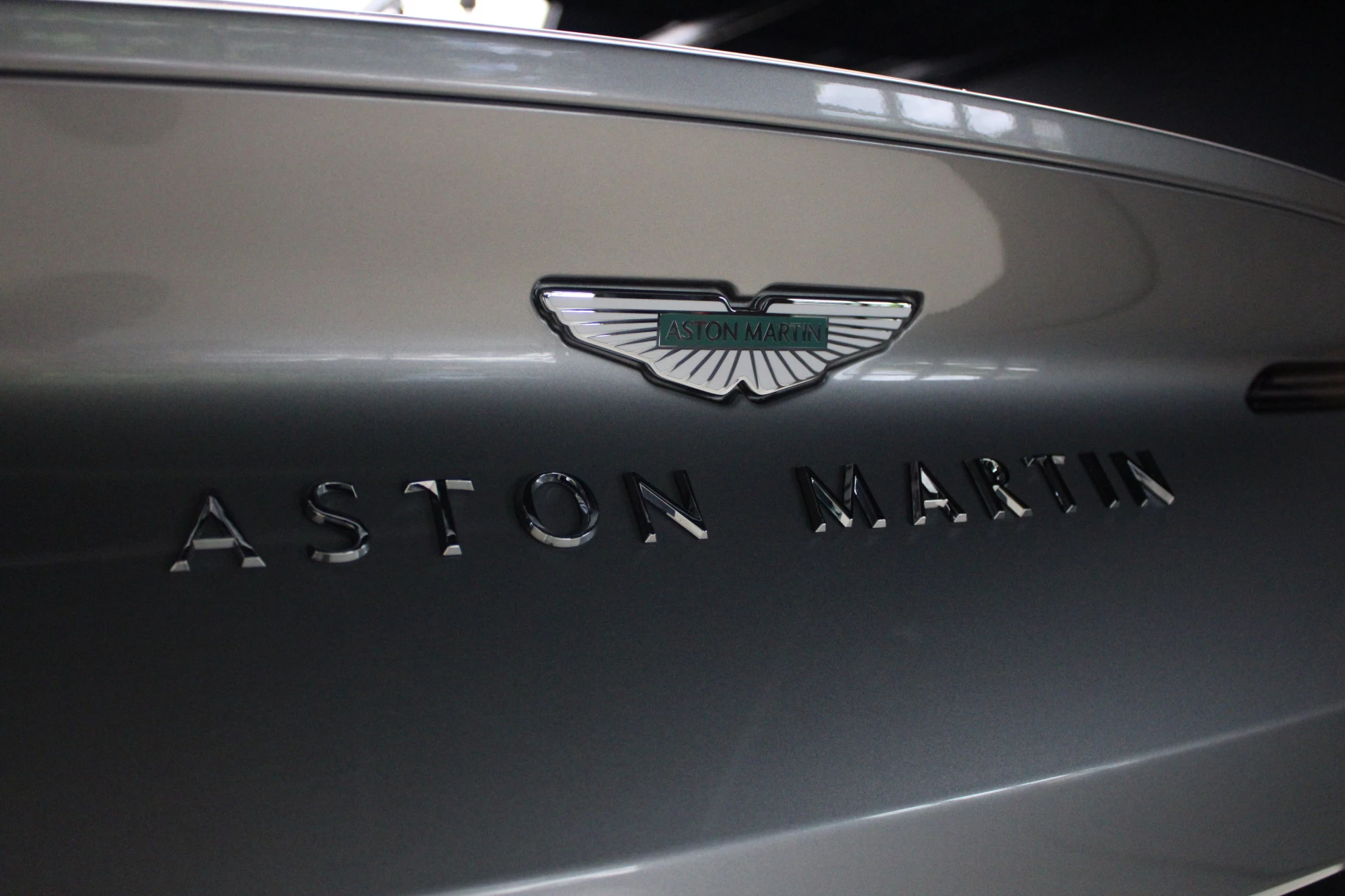 Hoofdafbeelding Aston Martin V8 Volante