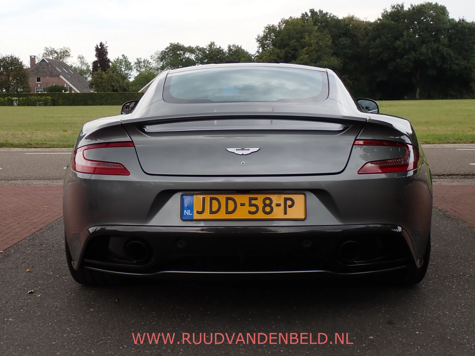 Hoofdafbeelding Aston Martin V12 Vanquish