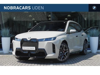 BMW iX xDrive60 M Sport / Panoramadak Sky Lounge / Comfort Access / Stoelventilatie / Harman Kardon / Adaptieve LED / Parking Assistant Professional