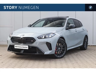 Hoofdafbeelding BMW 1 Serie BMW 1 Serie 120 M Sport Automaat / Panoramadak / Sportstoelen / Achteruitrijcamera / M Adaptief onderstel / Comfort Access / Adaptieve LED / Harman-Kardon / Stoelverwarming