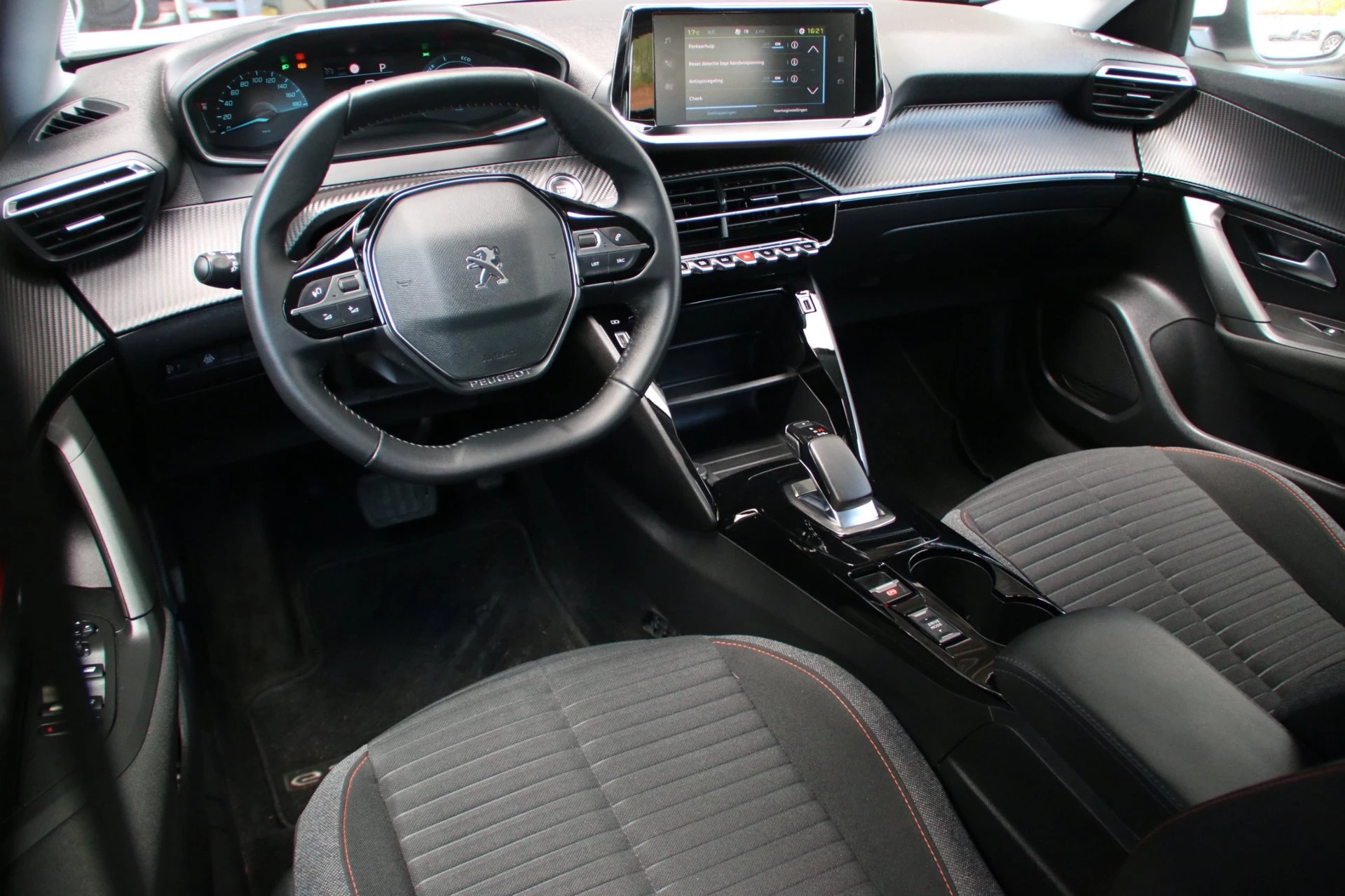 Hoofdafbeelding Peugeot e-2008