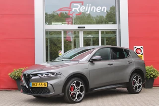 Alfa Romeo Tonale 1.5T Hybrid 160PK VELOCE | PREMIUM PACK: LEDEREN BEKLEDING/GEVENTILEERDE VOORSTOELEN/4-VOUDIG ELEKTRISCH VERSTELBARE LENDESTEUN VOORSTOELEN/ELEKTRISCH BEDIENBARE /HOOGGLANS ZWARTE RAAMOMLIJSTING/AMBIENT LIGHTING | TECHNOLOGY PACK: PARKEERWAARSCHUWING VOOR EN ACHTER/360° CAMERA/AUTOMATISCH INPARKEREN/ AUTONOMOUS DRIVING LEVEL 2: ADAPTIVE CRUISE CONTROL/LANE CENTERING ASSIST/TRAFFIC JAM ASSIST DODEHOEK DETECTIE AUTOMATISCH DIMMENDE BUITENSPIEGELS ELEKTRISCH BEDIENBARE ACHTERKLEP | WINTERPACK: STOELVERWARMING VOOR/STUURVERWARMING/VERWARMBARE RUITENSPROEIERS | 19" LICHTMETALEN VELGEN | DRAADLOZE TELEFOONLADER | NAVIGATIE | DRAADLOZE APPLE CARPLAY/ANDROID AUTO | FULL LED MATRIX KOPLAMPEN |