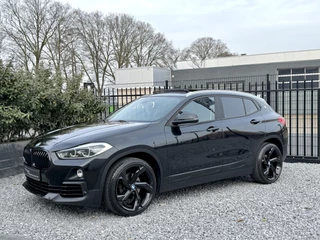 BMW X2 sDrive18i Exe LED|Pano|Navi|Trekhaak|Media Zwart
