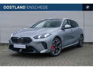 BMW 1 Serie 120 M Sport Automaat / Panoramadak / Sportstoelen / Achteruitrijcamera / M Adaptief onderstel / Comfort Access / Stuurverwarming / Adaptieve LED / Stoelverwarming