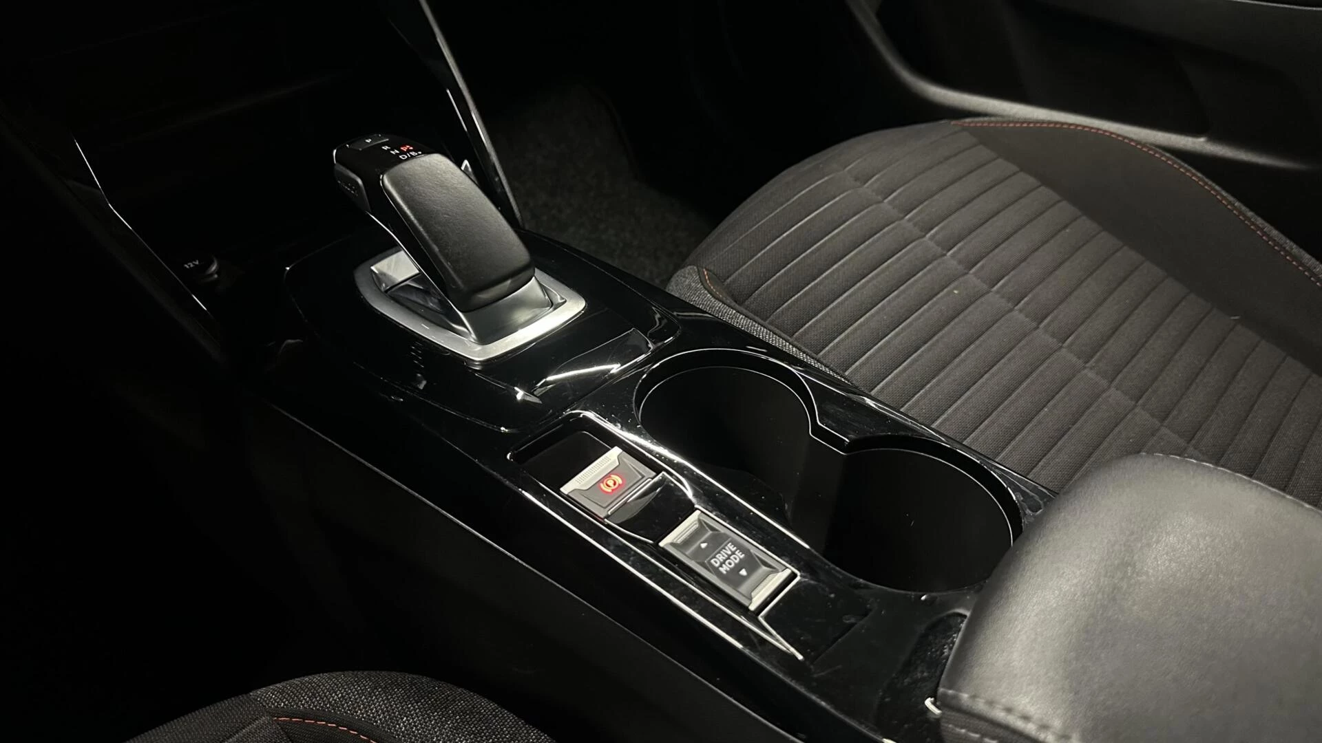 Hoofdafbeelding Peugeot e-208