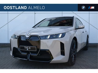 Hoofdafbeelding BMW iX BMW iX xDrive45 M Sport / Trekhaak / M Multifunctionele Stoelen / Parking Assistant Professional / Soft-Close / Adaptieve LED / Active Steering