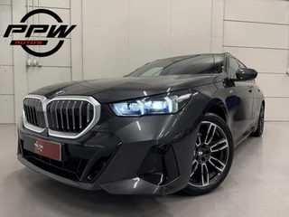 BMW 5 Serie Touring 520i M-Sport ICONIC PANO/TREKHAAK/H&K/HEAD-UP/360CAMERA/VENTILATIE/DRIVING ASS. PRO/ADAPTIVE-LED/STANDKACHEL/NIEUWPRIJS € 94.454,-/FABRIEKS-GARANTIE TOT 04/2028