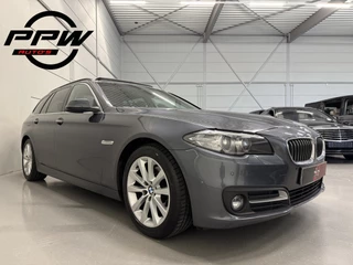 BMW 5 Serie Touring 520d High Exe PANO/LED/TREKHAAK/ZWART LEER/18"/NAVI-GROOT/ECC/CRUISE/STOELVERWARMING/PRIVACY/MINERALGRAU/PERFECT ONDERHOUDEN MET VOLLEDIGE HISTORIE/EURO 6