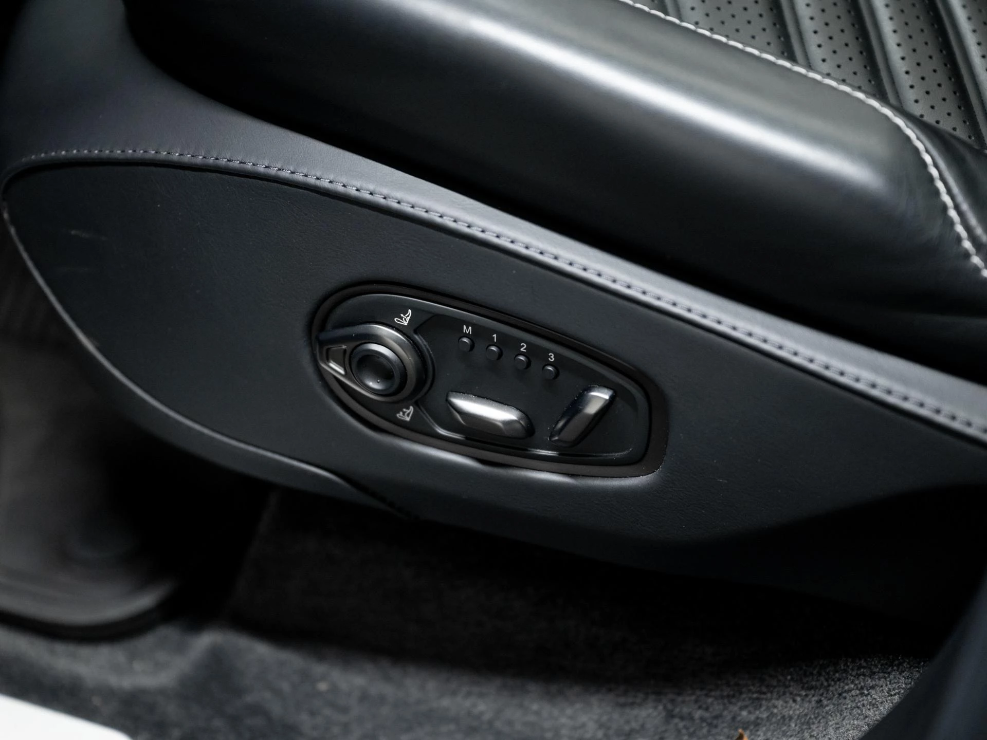 Hoofdafbeelding Aston Martin DBX