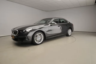 BMW 5 Serie Sedan 530e | LED | HUD | Sportstoelen | Chrome line | Stoelverwarming | Keyles go | DAB | Alu 19 inch