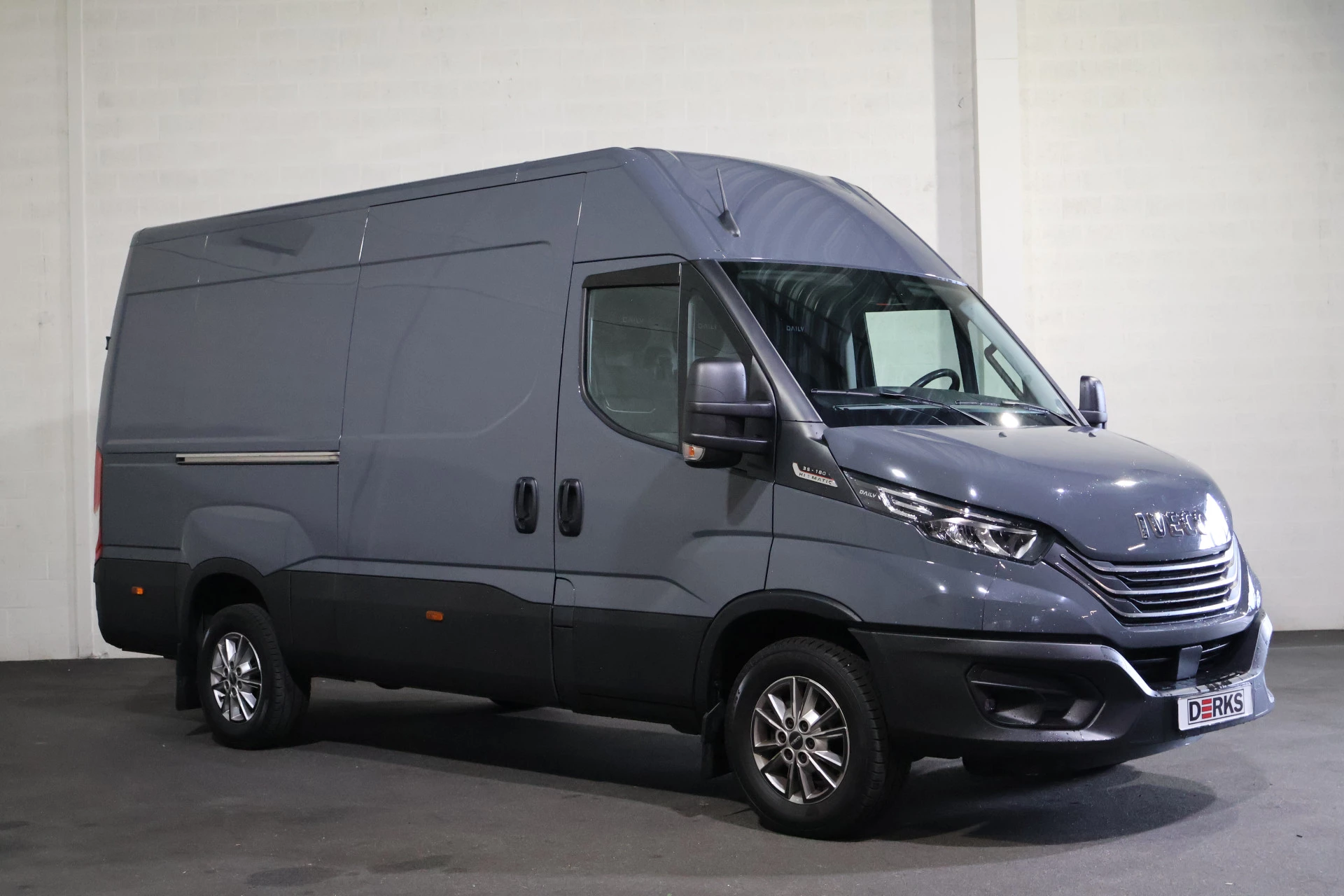 Hoofdafbeelding Iveco 35S18 L2 H2 Automaat Airco Navigatie 3.5T Trekhaak