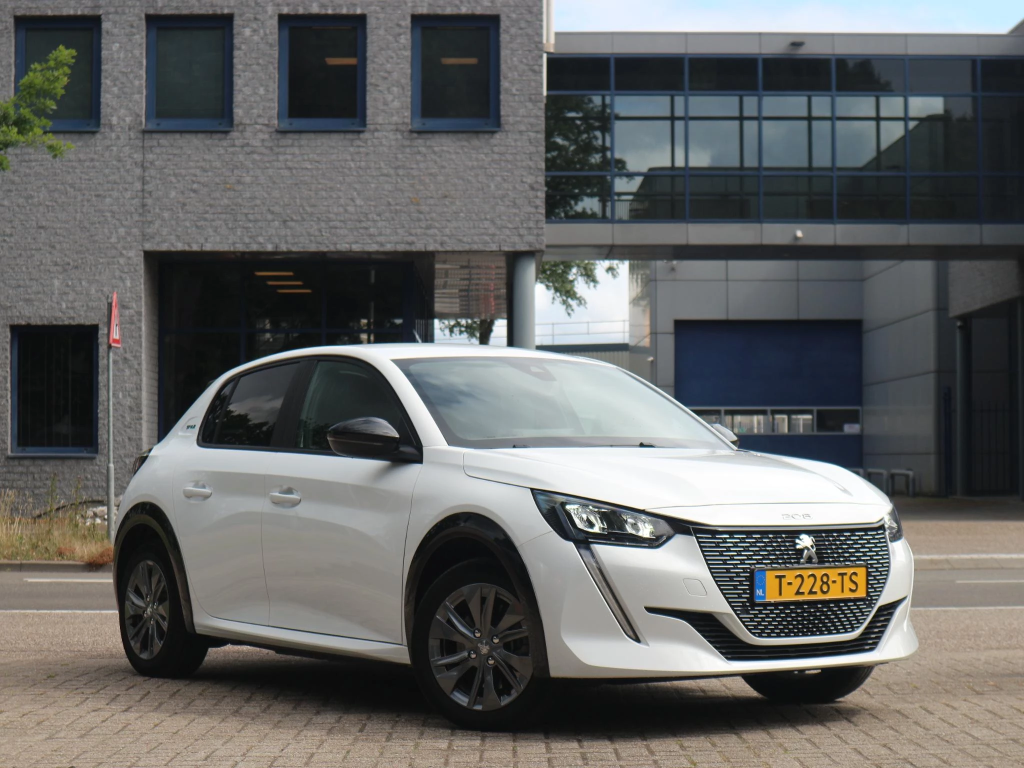 Hoofdafbeelding Peugeot e-208