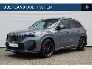BMW iX1 eDrive20 High Executive M Sport / Panoramadak / Trekhaak / Comfort Access / M Adaptief onderstel / Head-Up / Adaptieve LED / Parking Assistant Plus / Frontsplitter / Diffuser achter