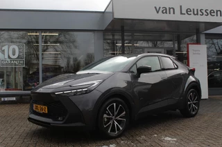 Toyota C-HR 1.8 HYBRID 140 FIRST EDITION STUUR/STOEL&WISSERVERW. LED SENSOREN V+A NAVI DODEHOEKDETECTIE DRAADLOOS TEL.LADER PRIVACY GLASS