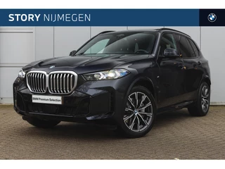 BMW X5 xDrive50e High Executive M Sport Automaat / Panoramadak / Trekhaak / Adaptieve LED / Harman Kardon / Parking Assistant Professional / Live Cockpit Professional / Gesture Control