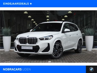 Hoofdafbeelding BMW X1 BMW X1 sDrive20i M Sport Automaat / Trekhaak / Sportstoelen / Achteruitrijcamera / M Adaptief onderstel / Comfort Access / Adaptieve LED / Harman Kardon