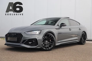 Audi RS5 Sportback 2.9 TFSI RS 5 quattro 450PK Fabrieksgarantie Individual Lak Nimbus Grey Black Optic Virtual Cockpit Laser LED B&O HUD Panoramadak Nappa Leder Massage Carbon Inleg Alcantara Stuur 360 Camera Dealer Onderhouden 20 inch LMV Stuur & Stoelverwarming