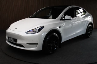 Tesla Model Y Long Range Dual Motor AWD 514pk Afn. trekhaak Navi Camera Leer Warmtepomp ACC Autopilot PDC Elektr. achterklep Stoelverwarmimg voor en achter Stuurverwarming Optie: Full Self-Driving Capability Afneembaar trekhaak BTW auto