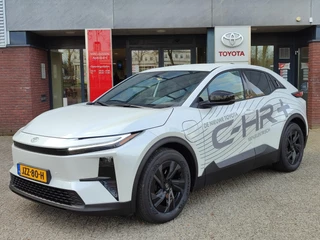Hoofdafbeelding Toyota C-HR+ Toyota C-HR+ FIRST EDITION 77KWH WLTP 607KM STOEL/STUURVERW BLIND SPOT EL-ACHTERKLEP WARMTEPOMP NAVI PARK-SENSOREN CAMERA CLIMA APPLE/ANDROID 18'' LM-VELGEN