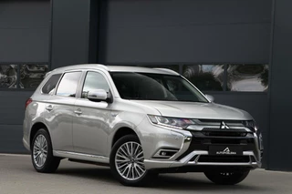 Hoofdafbeelding Mitsubishi Outlander Mitsubishi Outlander 2.4 PHEV Intense AWD Trekhaak AppleCarplay Leder/Alcantara Pdc Chroom Lmv 108000KM BJ2020