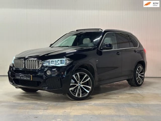 Hoofdafbeelding BMW X5 BMW X5 XDrive50i High Executive | PANO | M-SPORT | HUD | HARMAN KARDON | CARBONSCHWARZ