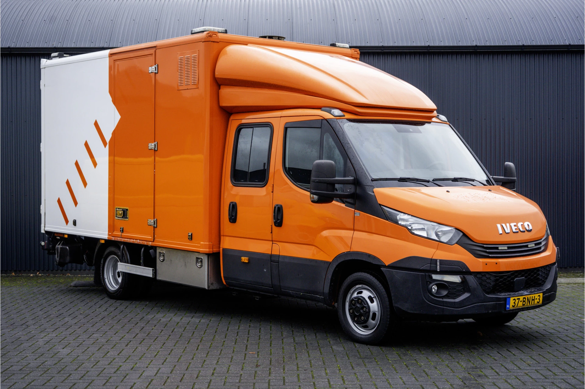 Hoofdafbeelding Iveco 50C18 3.0L | Bakwagen met laadklep | Climatic | Cruise | 180PK | 3.5T Trekgewicht | 2520KG Laadvermogen
