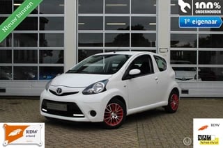 Toyota Aygo 1.0-12V VVT-I 3-Deurs facelift 2 Comfort-Cool Ledverlichting Airconditioning Centrale Deurvergr. op Afstandsbed. Elek. Ramen Stuurbekr. Radio/Cd/Mp3/Aux Dubbele Speakers 12Volt-Aansluiting Isofix '14' Inch Lichtmetalen Sportvelgen! SUBLIEME ST